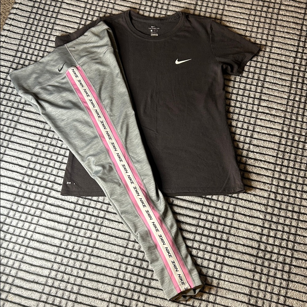 Junior’s Nike Tee & Leggings Set (M)